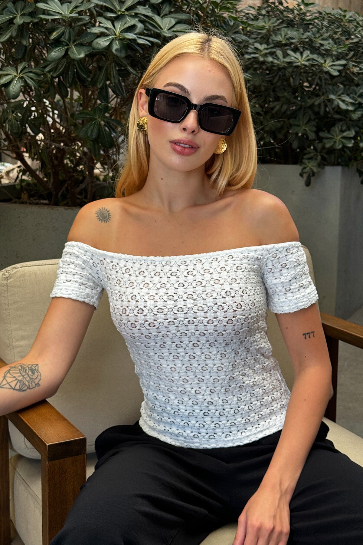 Ekru Madonna Yaka Dokulu Bluz