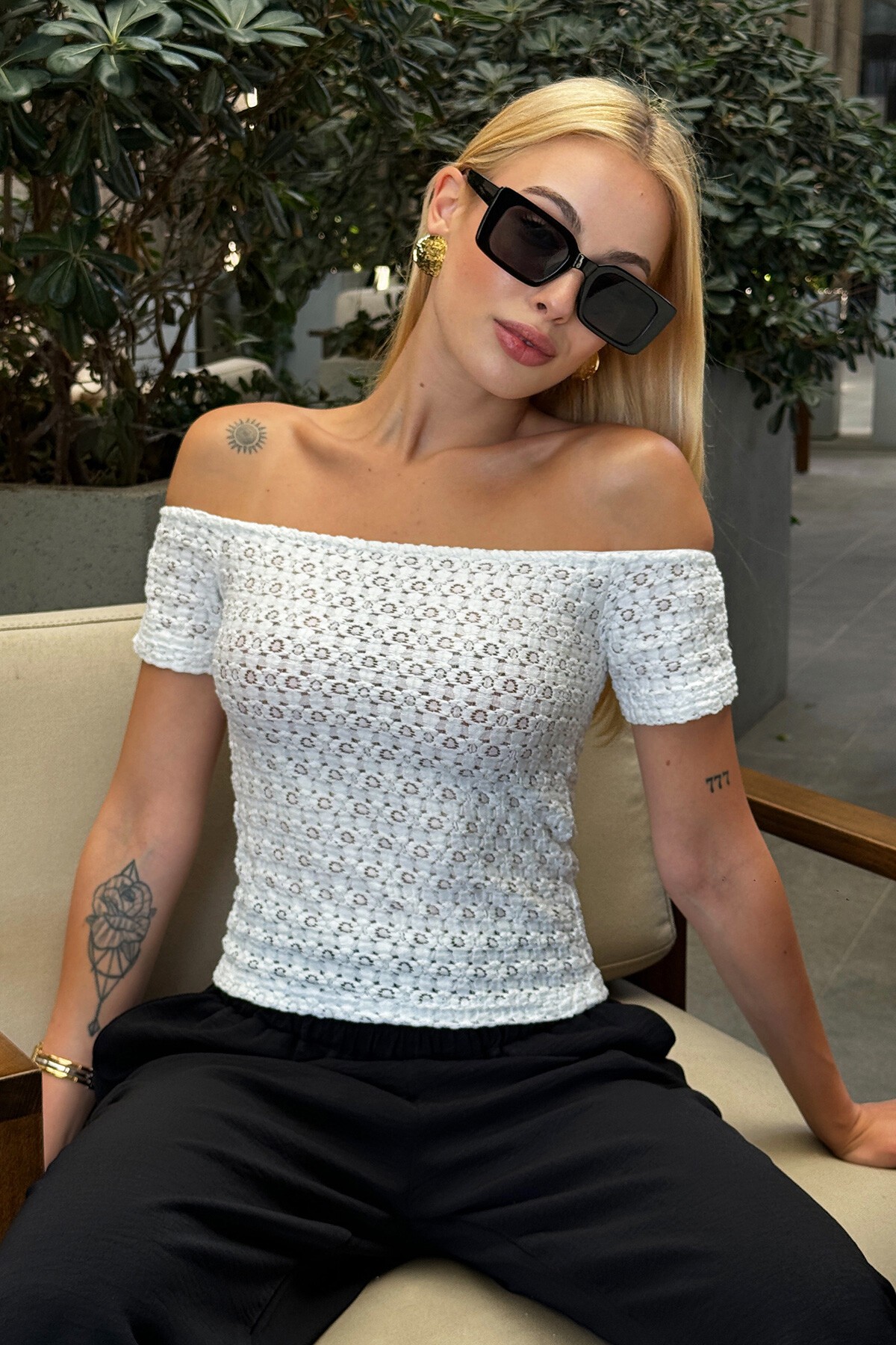 Ekru Madonna Yaka Dokulu Bluz