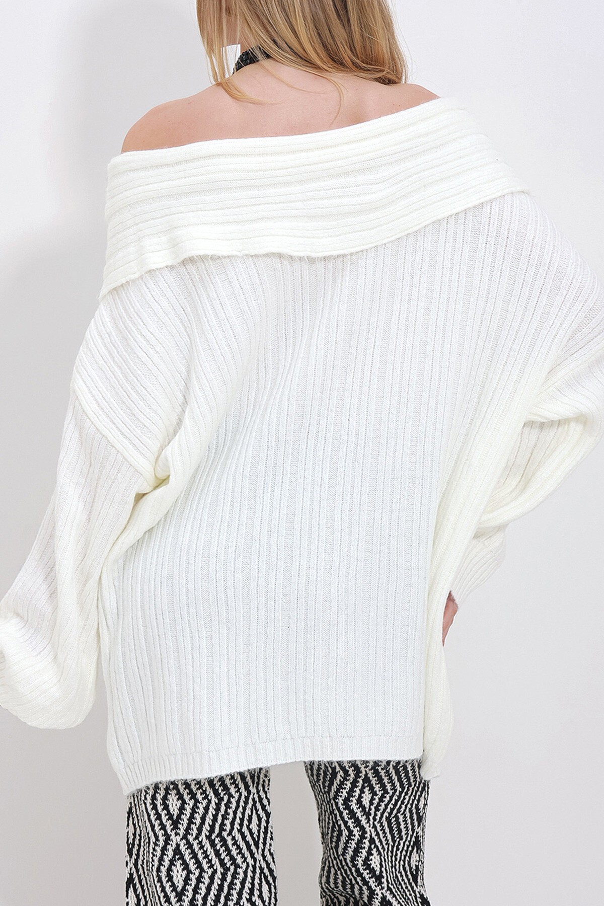 Ekru Madonna Yaka Fitilli Oversize Kazak
