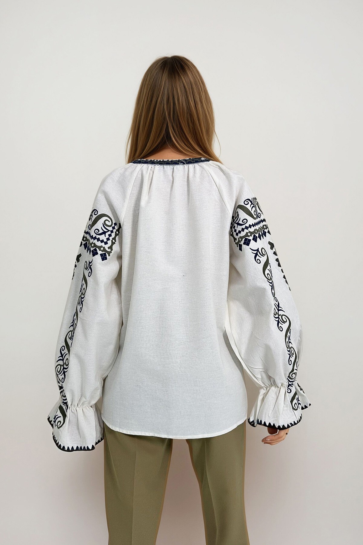 Ekru Nakış İşlemeli Bluz