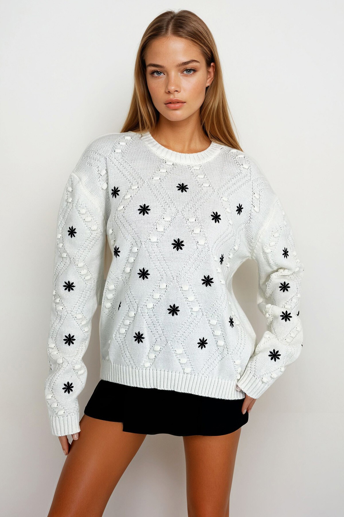 Ekru Nakışlı Triko Kazak