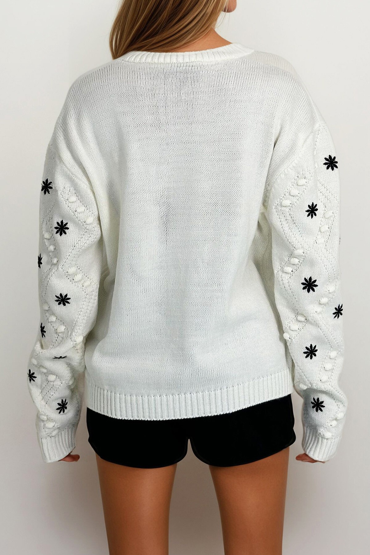 Ekru Nakışlı Triko Kazak