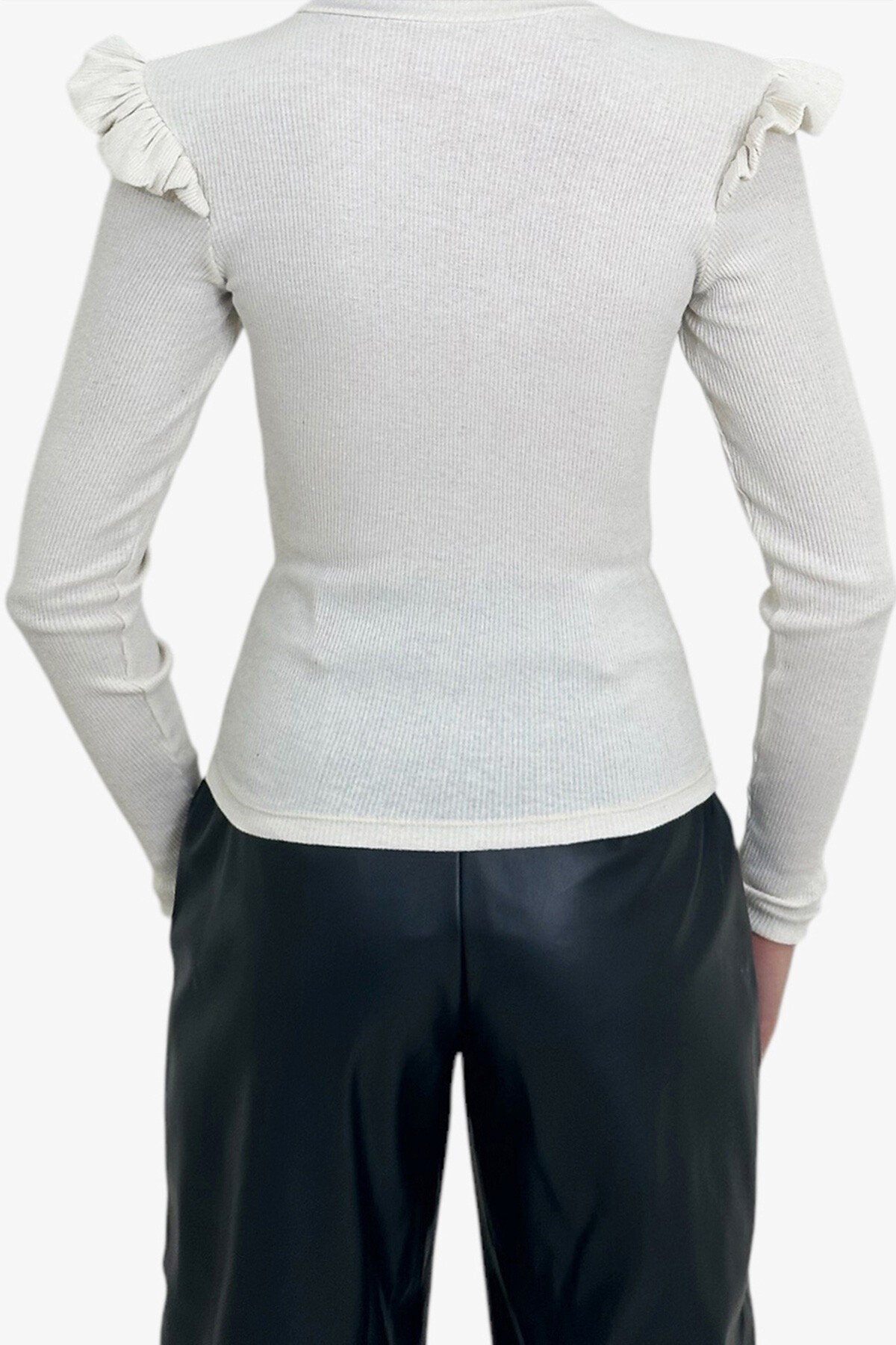 Ekru Omuzları Fırfırlı Yarım Balıkçı Kazak