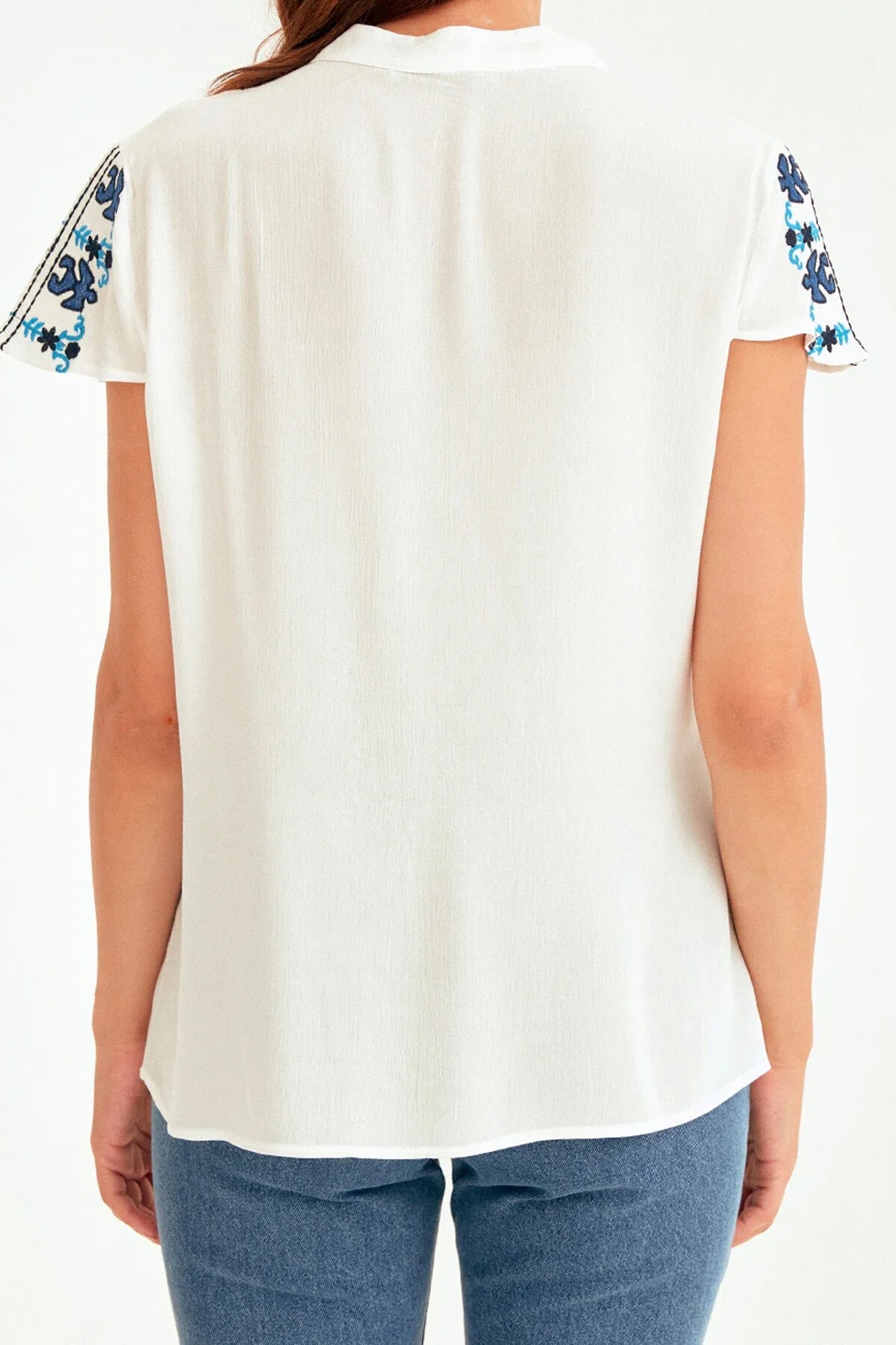 Ekru Önü Bağcıklı Nakış İşlemeli Dokuma Bluz