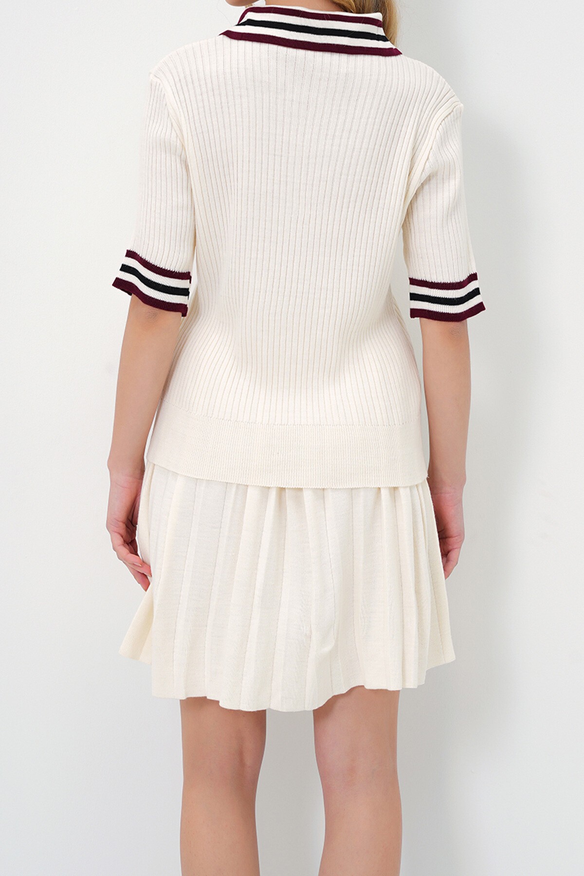 Ekru Polo Yaka Yarım Pat Kısakollu Triko Kazak Ve Mini Boy Etek Takım