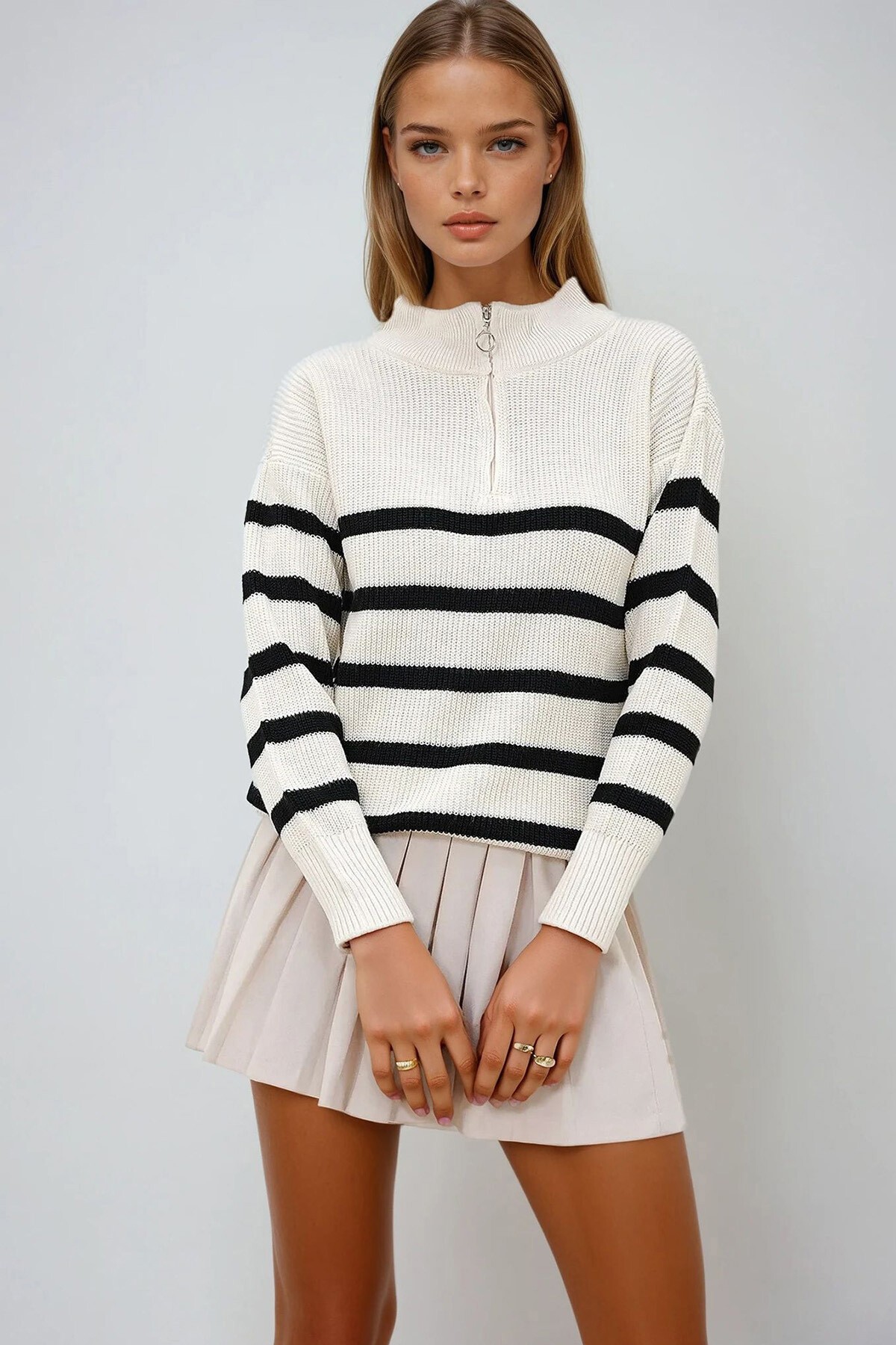 Ekru Siyah Dik Yaka Yarım Fermuarlı Çizgili Kazak