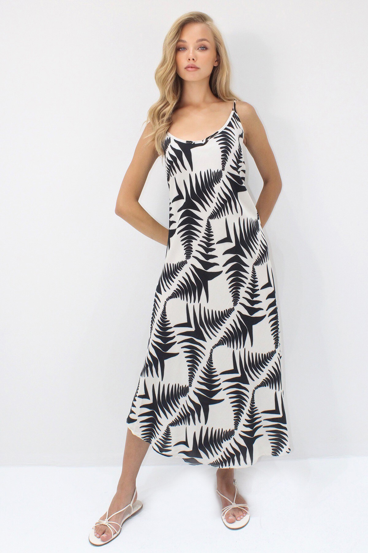 Ekru Siyah İp Askılı Çok Renkli Midi Boy Dokuma Viskon Elbise