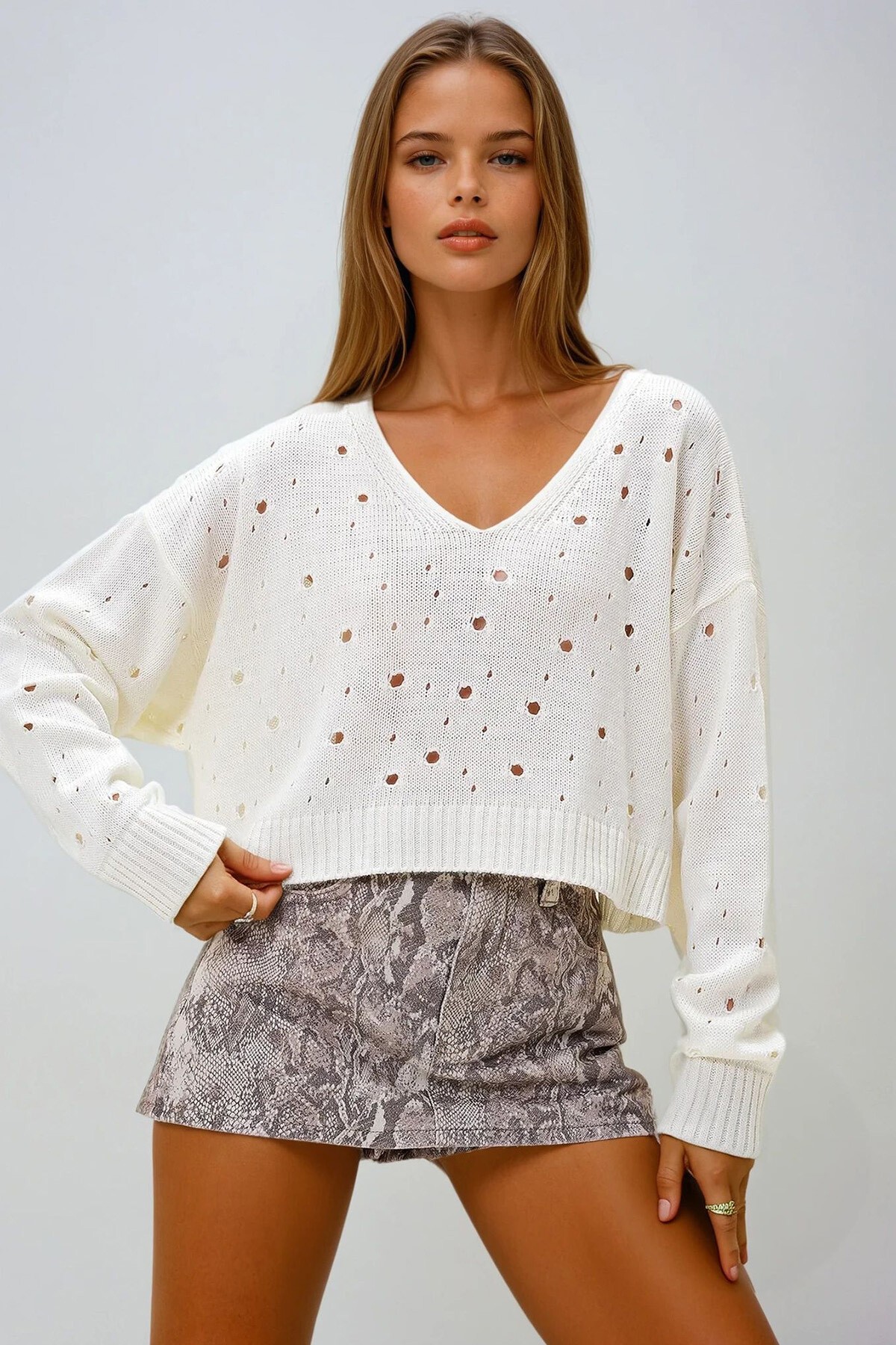 Ekru V Yaka Delik Ajurlu Crop Kazak