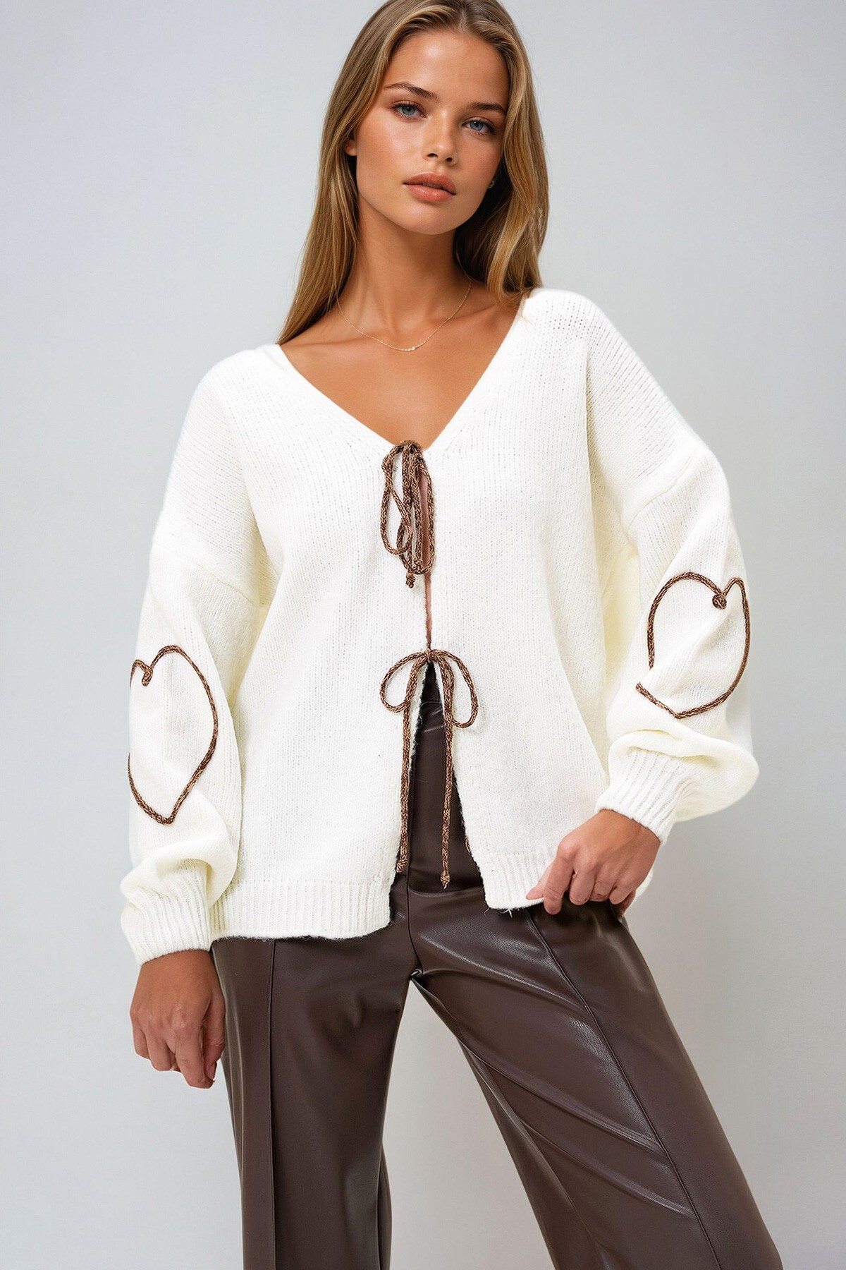 Ekru V Yaka Önden Bağlamalı Kolu Kordon İşlemeli Triko