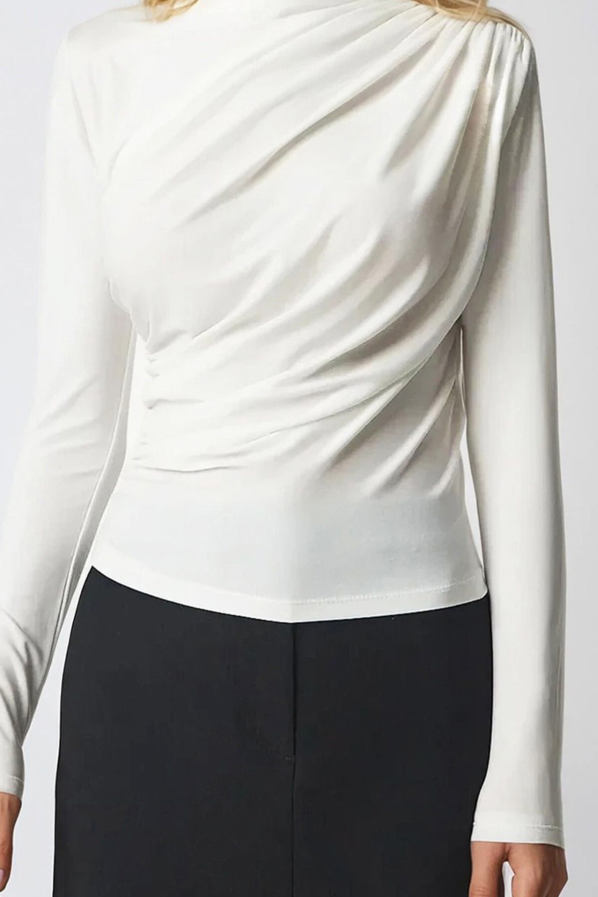 Ekru Yarım Balıkçı Drape Detaylı Sandy Bluz