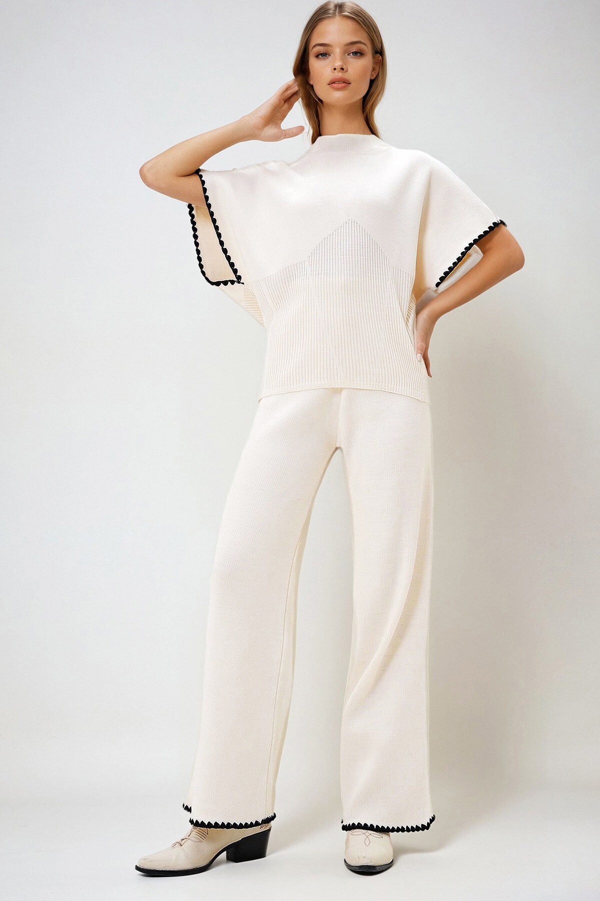 Ekru Yarım Balıkçı Yaka Kolu Ve Paçası Dikiş Detaylı Beli Gipeli Kısa Kol Bluz Ve Palazzo Pantolon Takım
