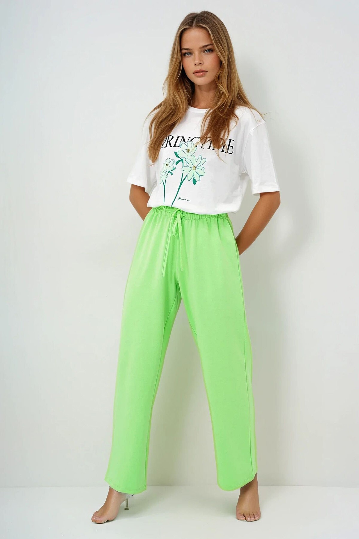 Fıstık Yeşili Bisiklet Yaka Baskılı T Shirt Ve Düz Renk Pantolonlu Pijama Takımı