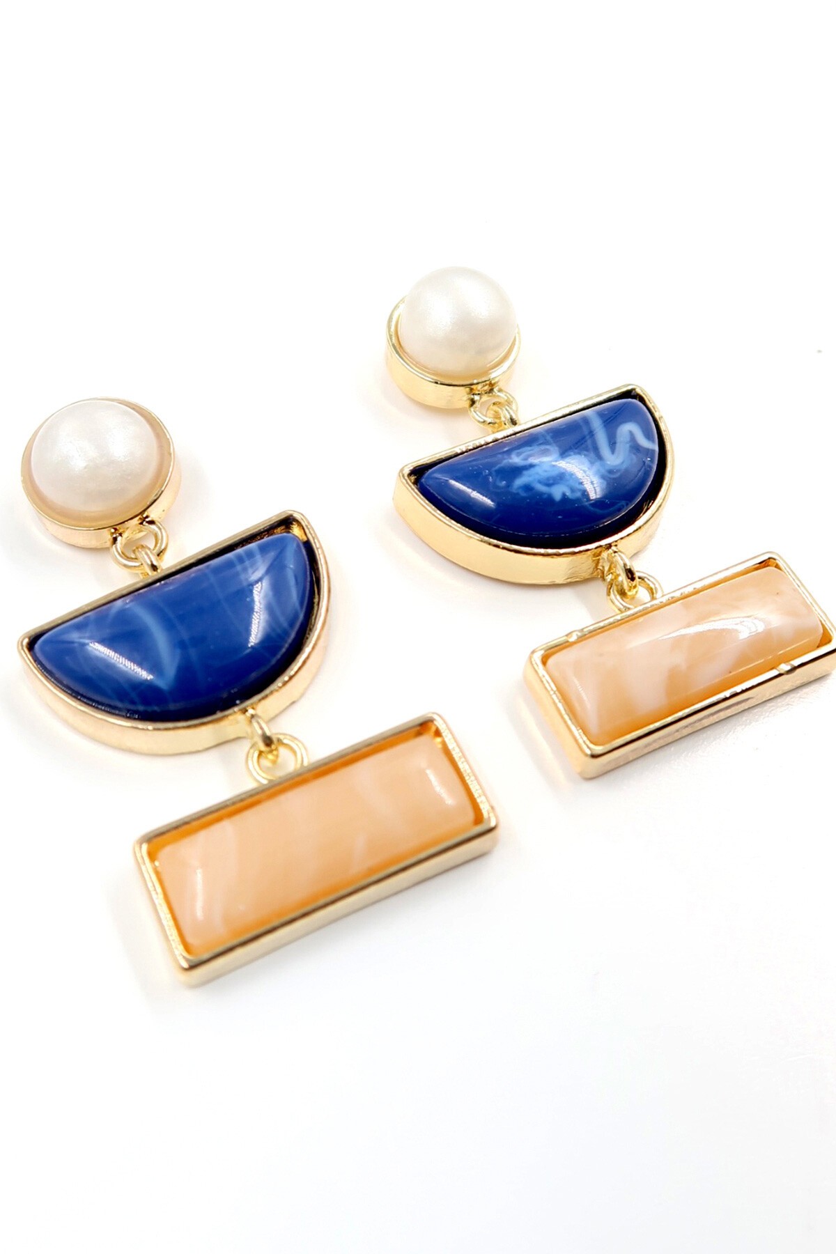 Gold Asimetrik Şekilli Mineli İnci Detaylı Küpe