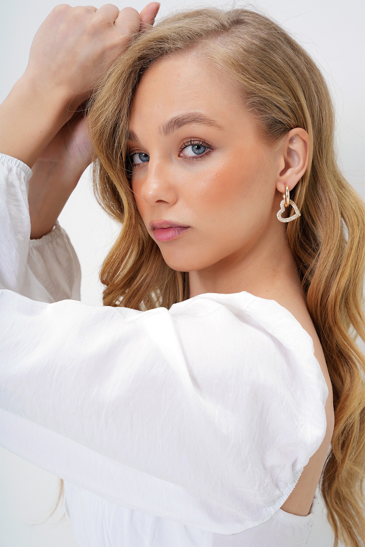 Gold Zirkon Taşlı Kalpli Tasarım Sallantı Küpe