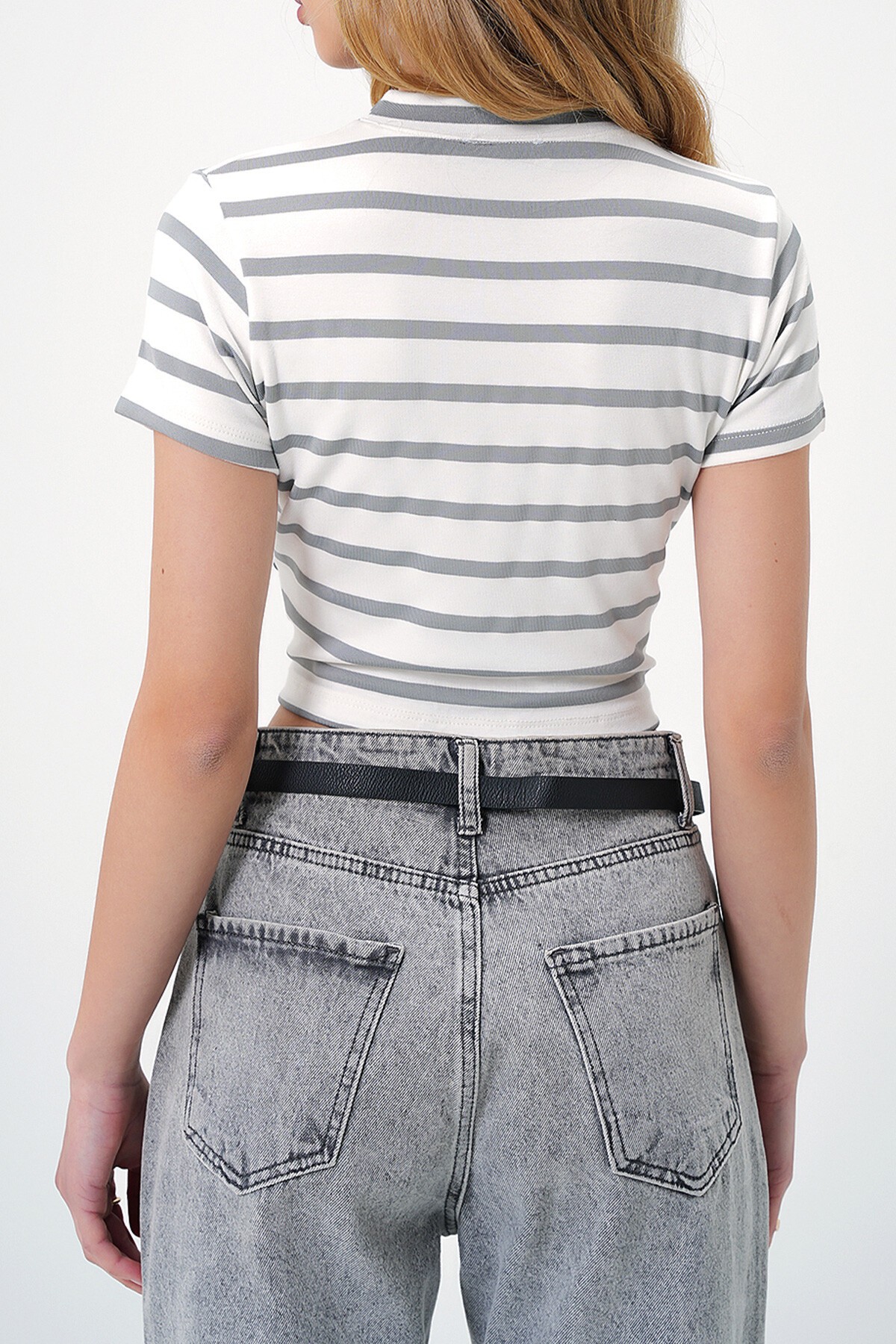 Gri Bisiklet Yaka Yarım Kol Çizgili Crop Bluz