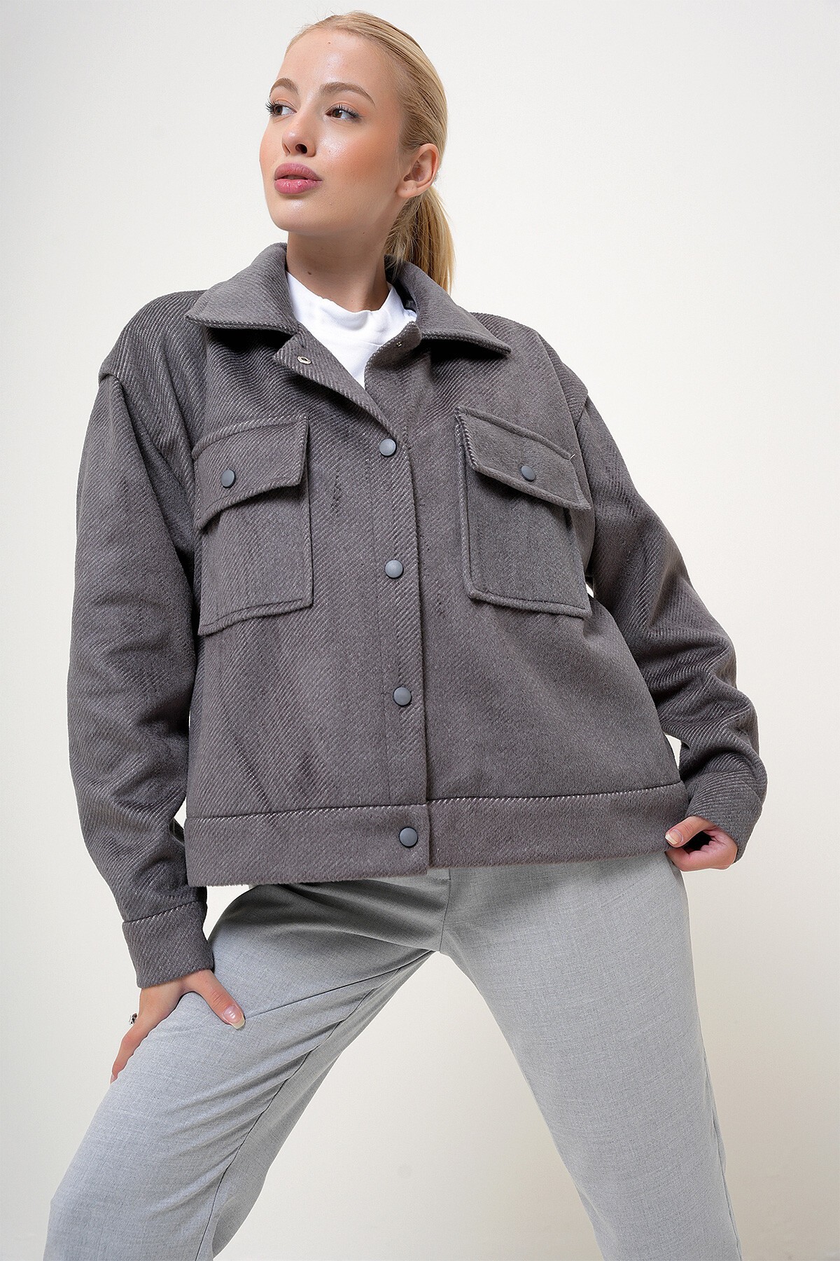 Gri Çift Cepli Çıt Çıt Kapamalı Kaşmir Mont