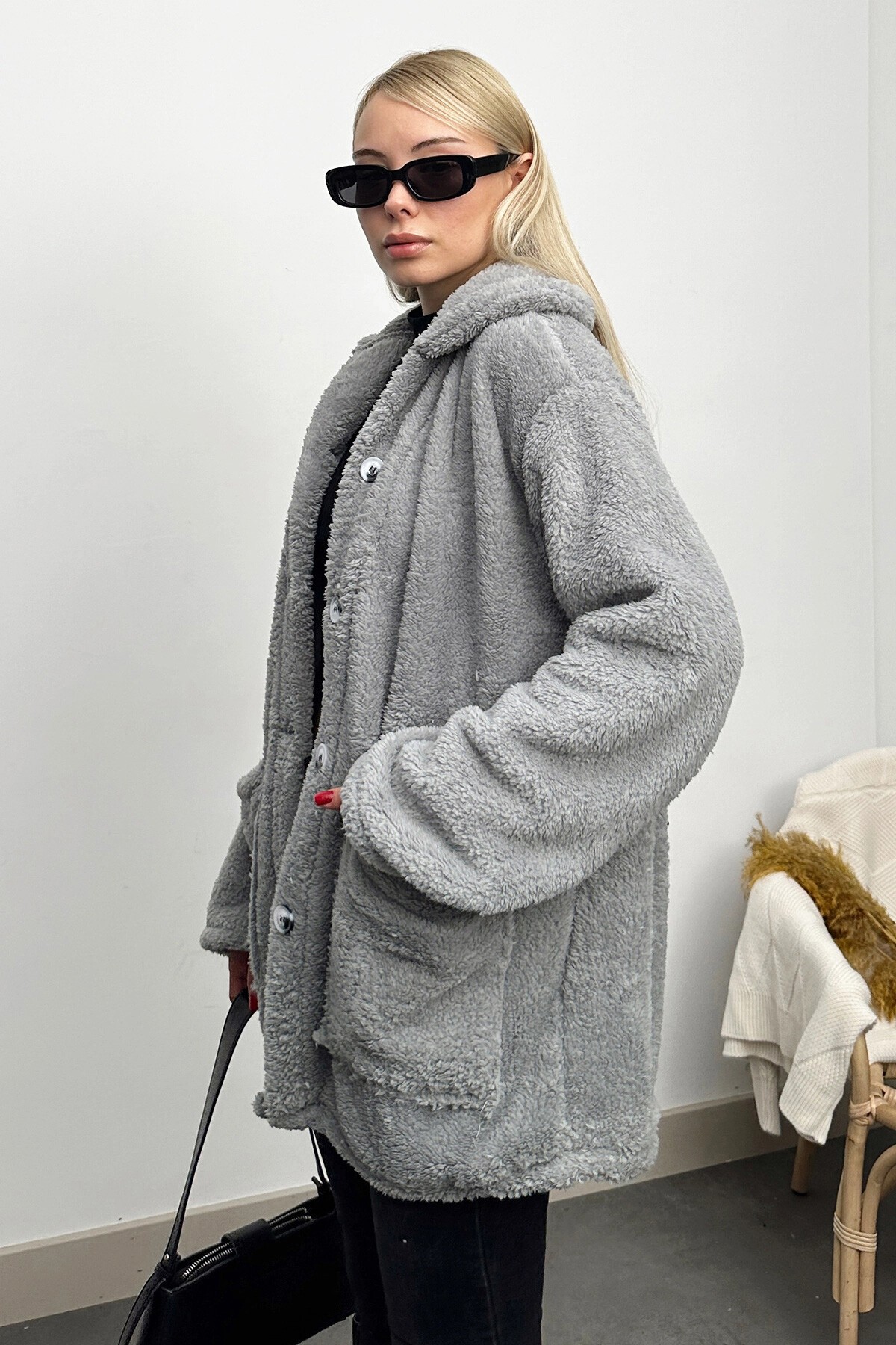 Gri Çift Cepli Önü Düğmeli Oversize Peluş Ceket