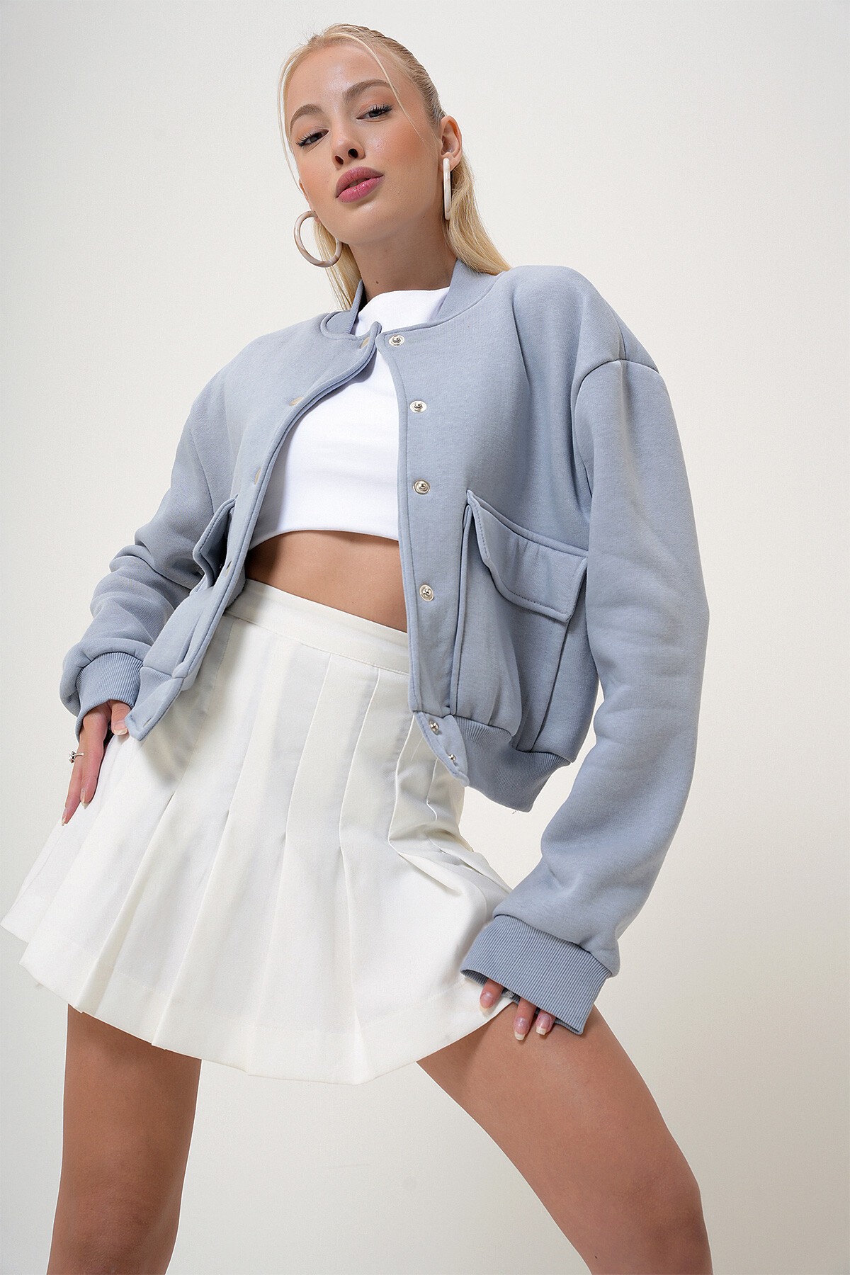 Gri Çıt Çıt Kapamalı Çift Cepli İçi Şardonlu Crop Ceket