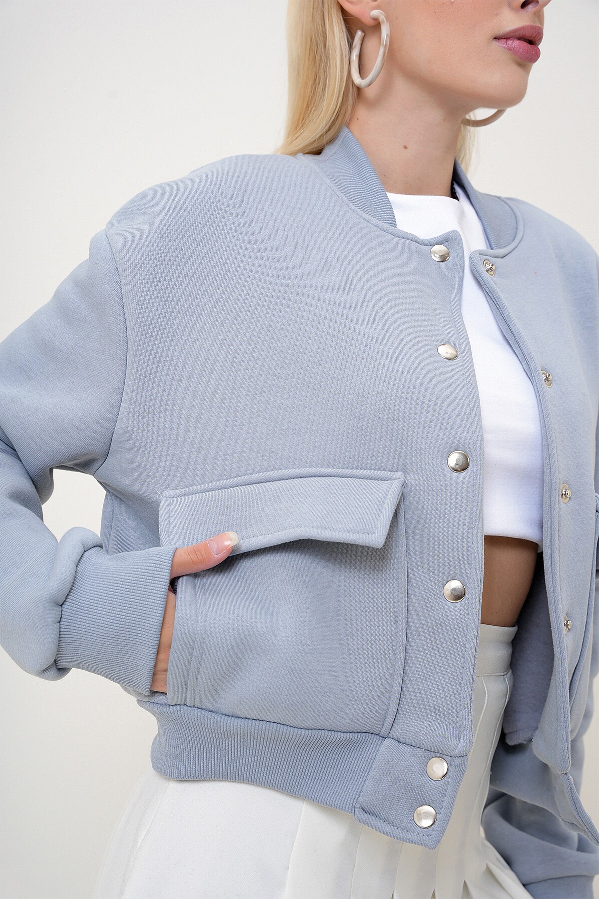 Gri Çıt Çıt Kapamalı Çift Cepli İçi Şardonlu Crop Ceket