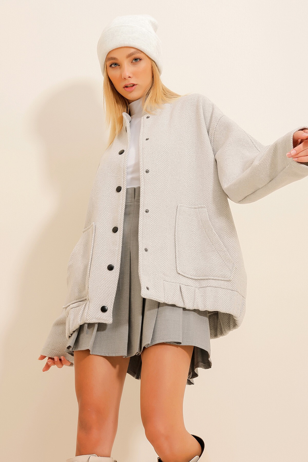 Gri Çıtçıt Kapamalı Çift Cepli Balık Sırtı Desenli Kaşe Mont