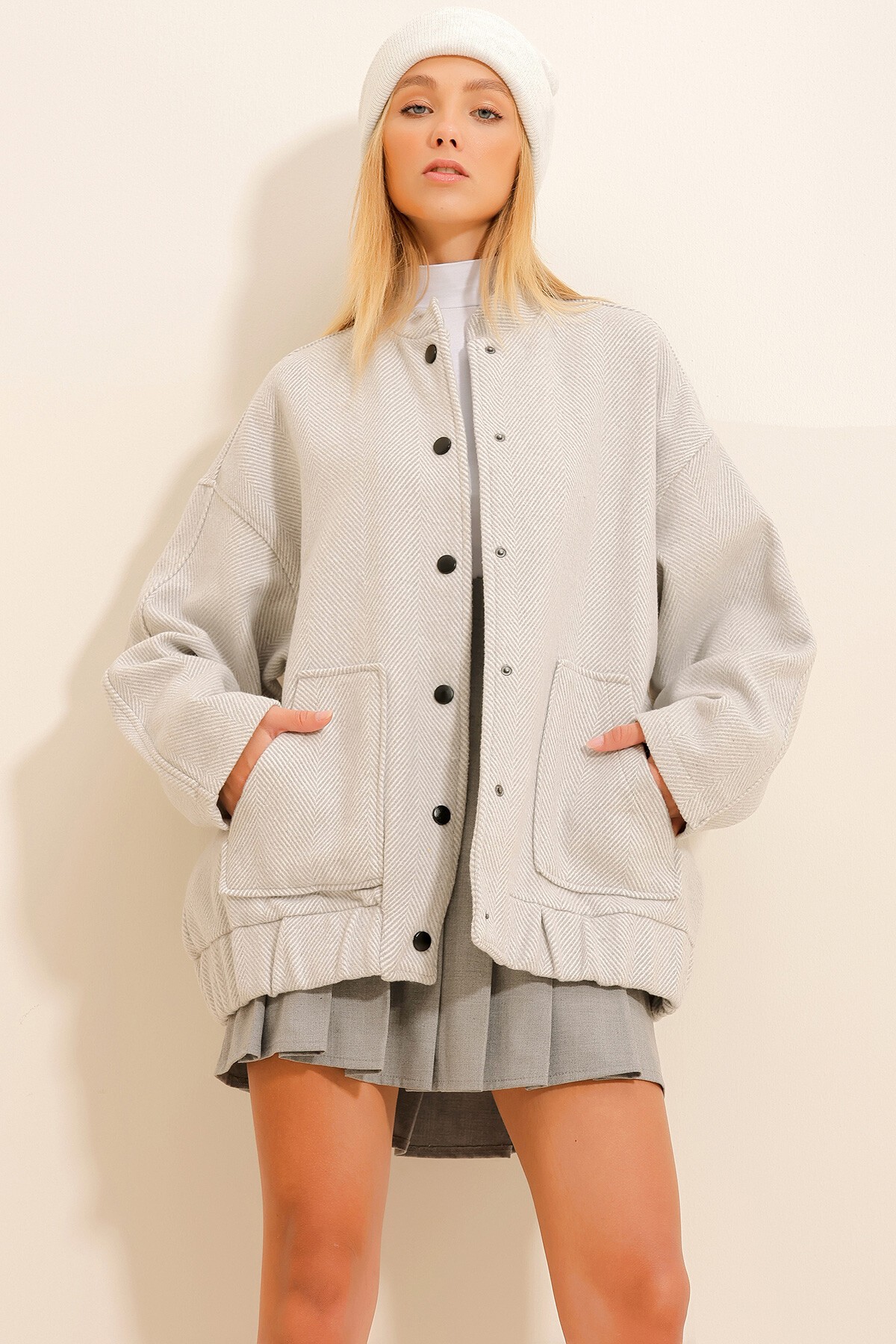 Gri Çıtçıt Kapamalı Çift Cepli Balık Sırtı Desenli Kaşe Mont