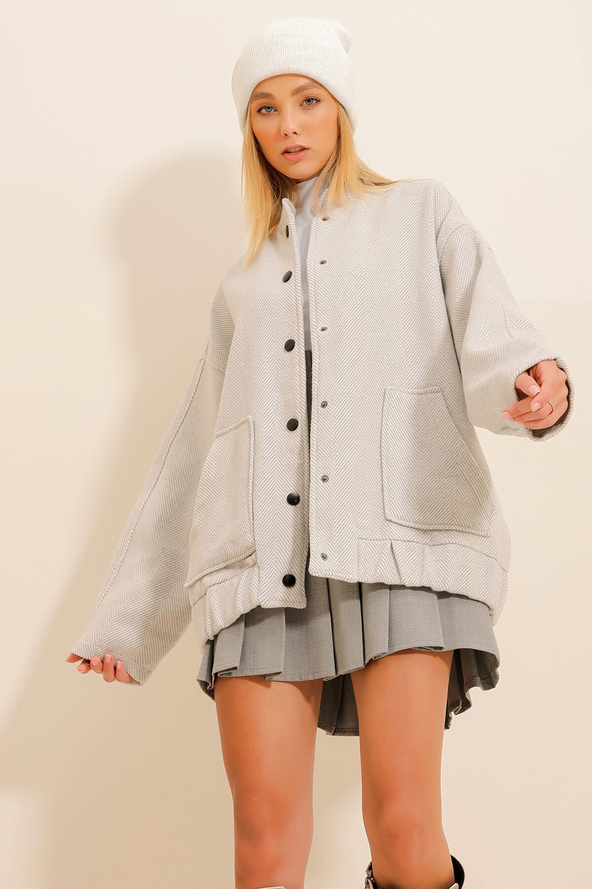 Gri Çıtçıt Kapamalı Çift Cepli Balık Sırtı Desenli Kaşe Mont