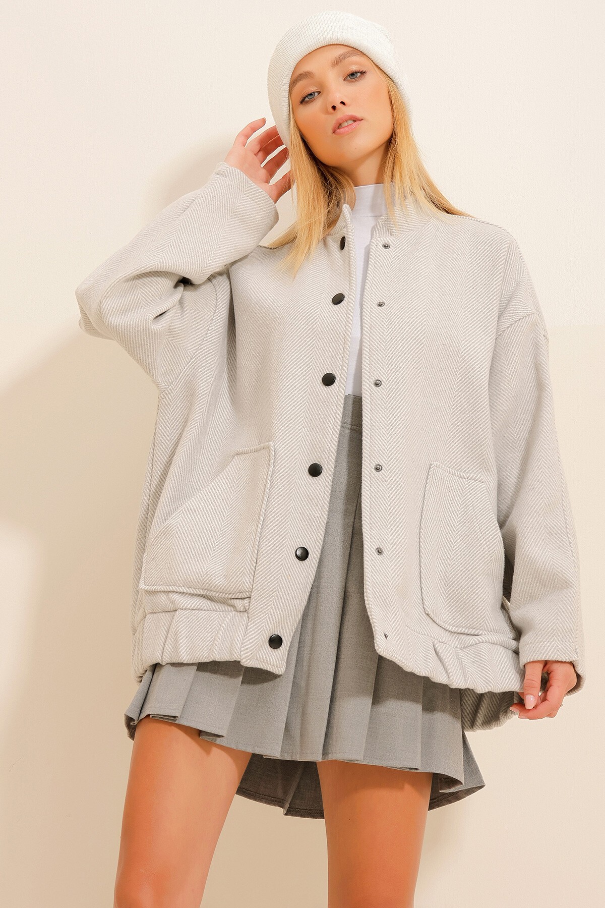 Gri Çıtçıt Kapamalı Çift Cepli Balık Sırtı Desenli Kaşe Mont