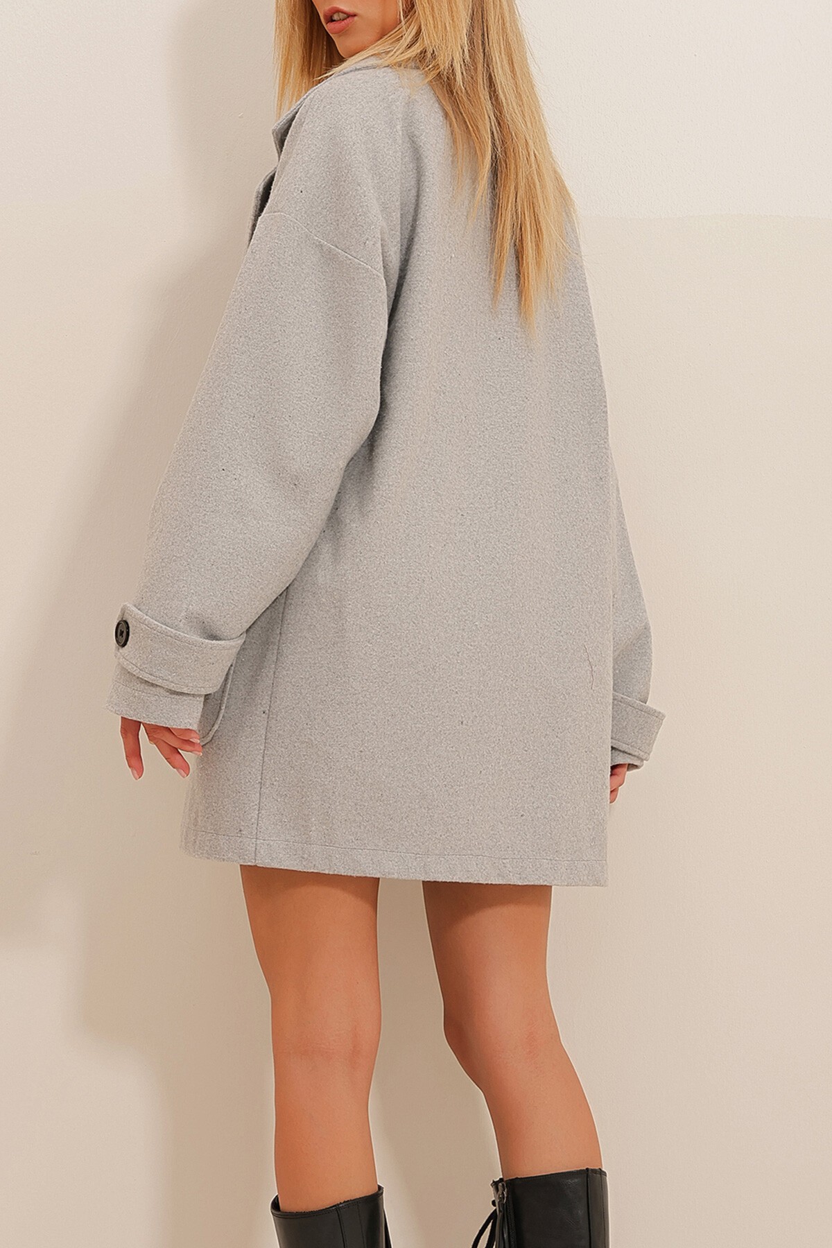 Gri Kruvaze Yaka Çift Cepli Manşetli Oversize Kaşe Kaban