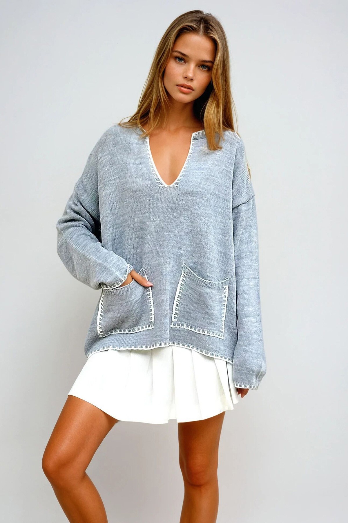 Gri V Yaka Nakış Detaylı Çift Cepli Triko Kazak