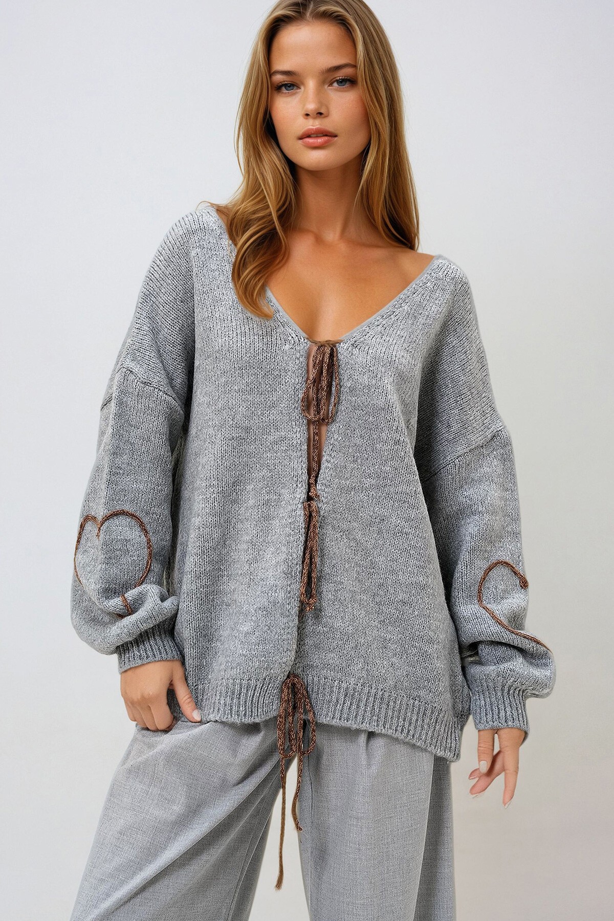 Gri V Yaka Önden Bağlamalı Kolu Kordon İşlemeli Triko