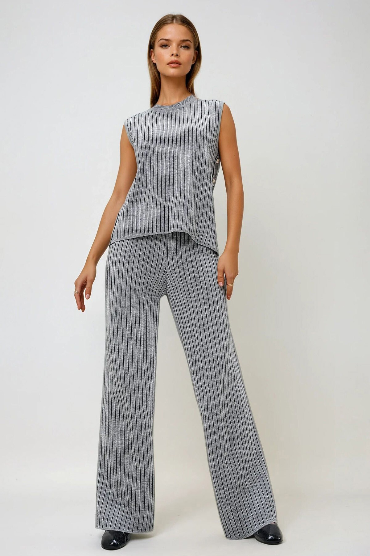 Gri Yarım Balıkçı Yaka Yanları Düğmeli Kolsuz Triko Çizgili Bluz Ve Palazzo Pantolon Takım