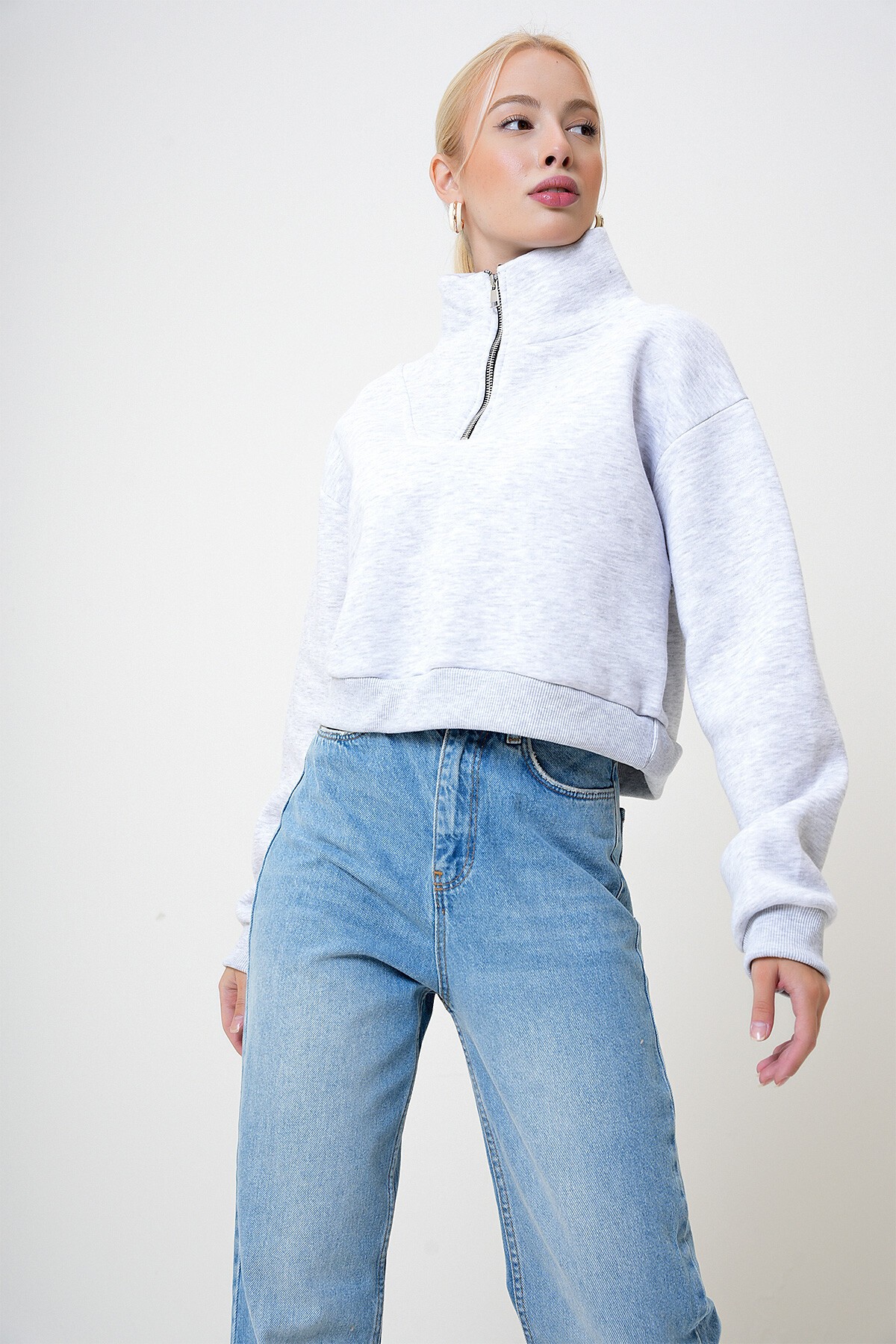 Gri Yarım Fermuarlı Üç İplik Şardonlu Crop Sweatshirt