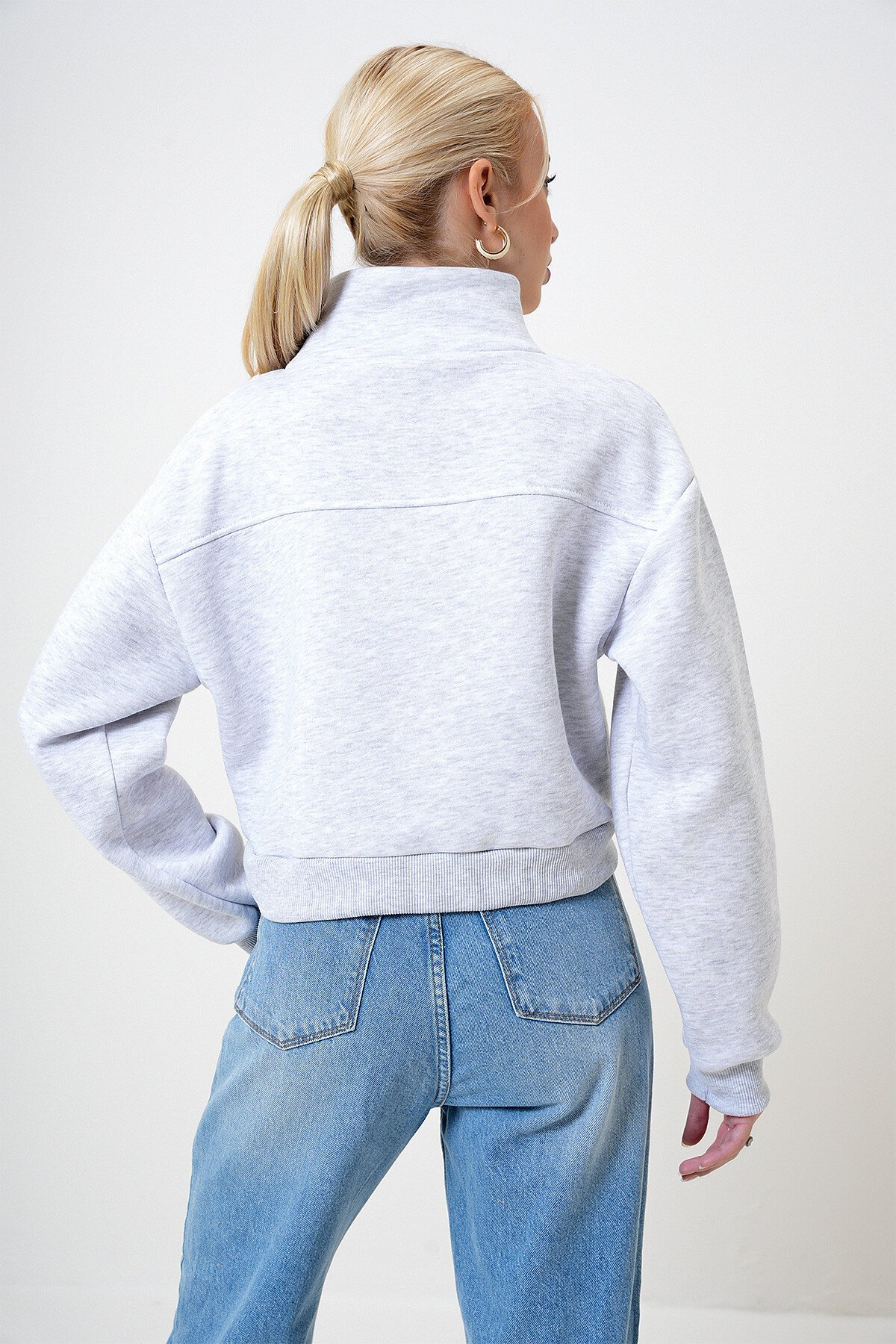 Gri Yarım Fermuarlı Üç İplik Şardonlu Crop Sweatshirt
