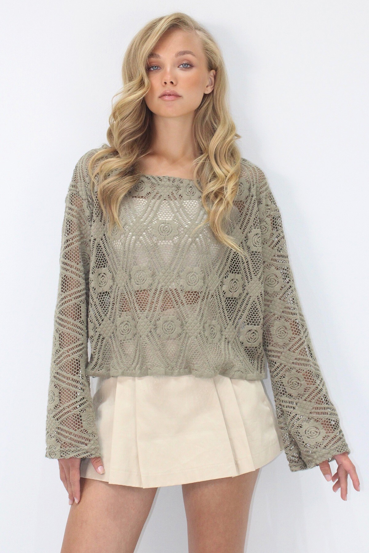 Haki Kayık Yaka Çiçek Motifli Pamuklu Ajurlu Bluz