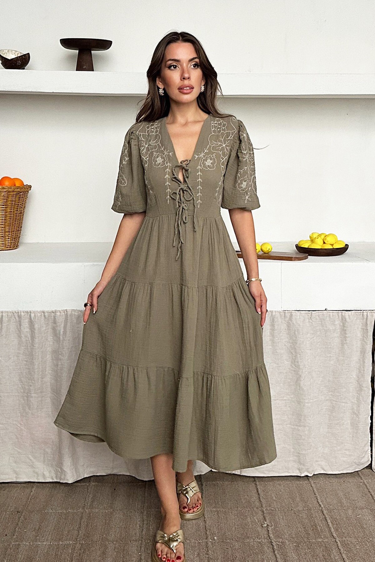 Haki Nakışlı Bağlama Detaylı Midi Boy Müslin Elbise