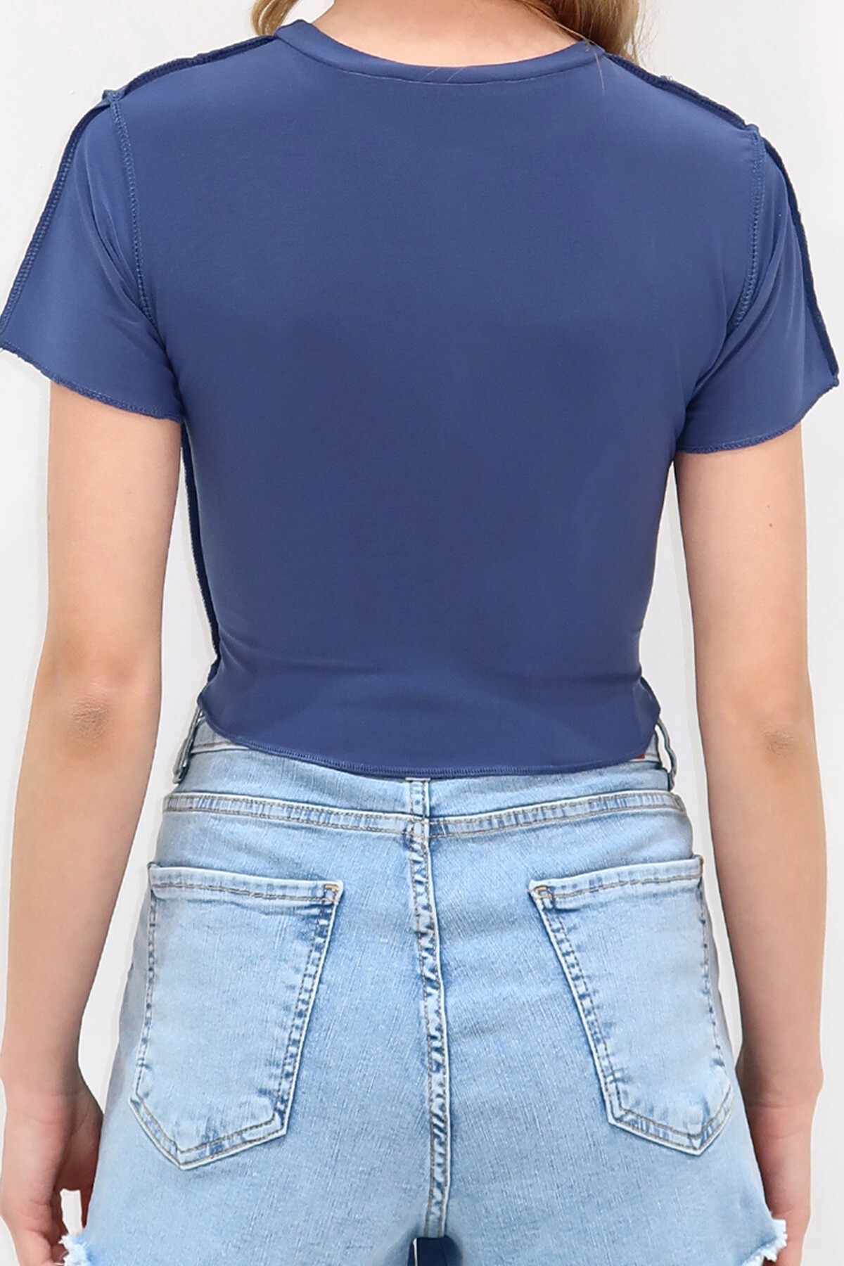 İndigo Bisiklet Yaka Önü Dikişli Crop Sandy Bluz