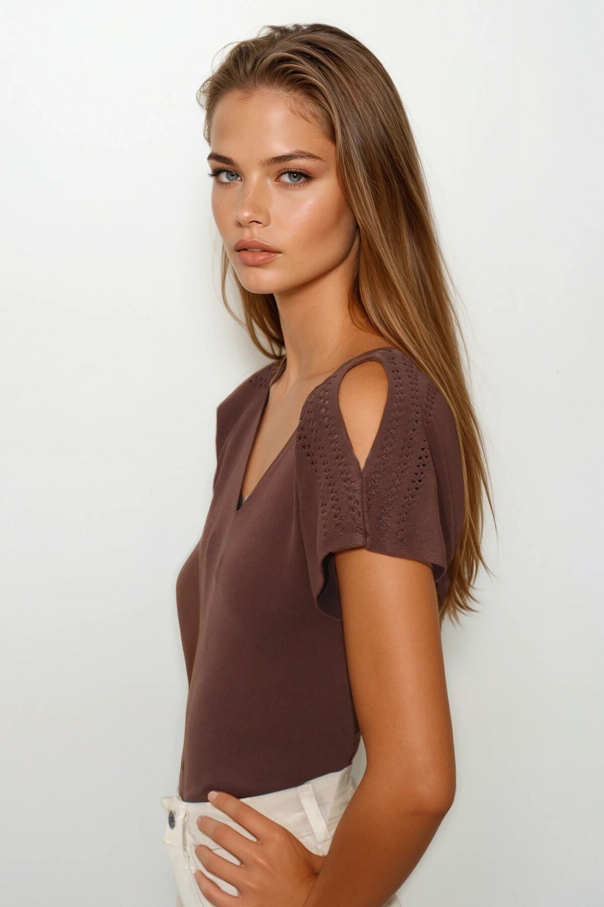 Kahverengi Ajurlu Kolları Yırtmaç Detaylı Triko Bluz