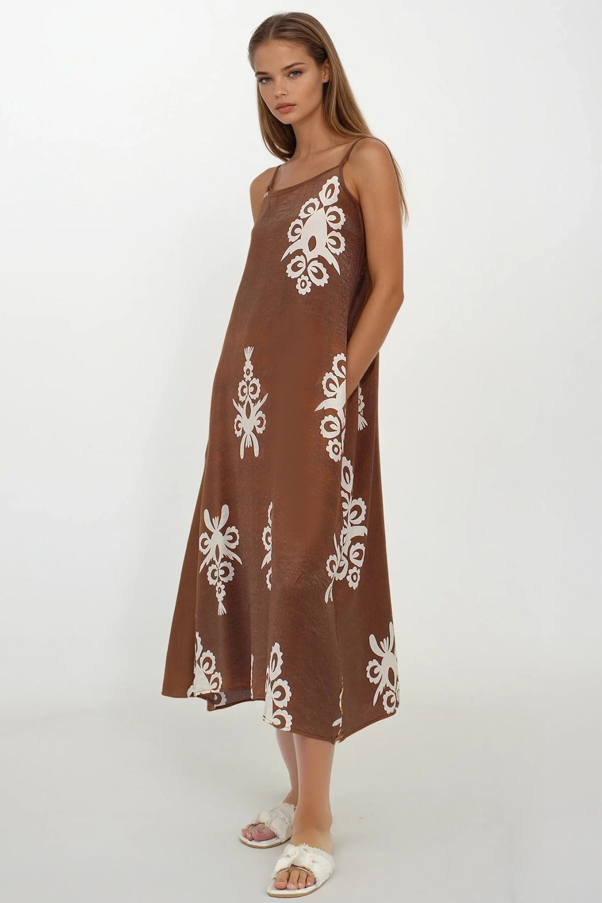 Kahverengi Ayarlanabilir Askılı Desenli Çift Cepli Midi Boy Keten Elbise