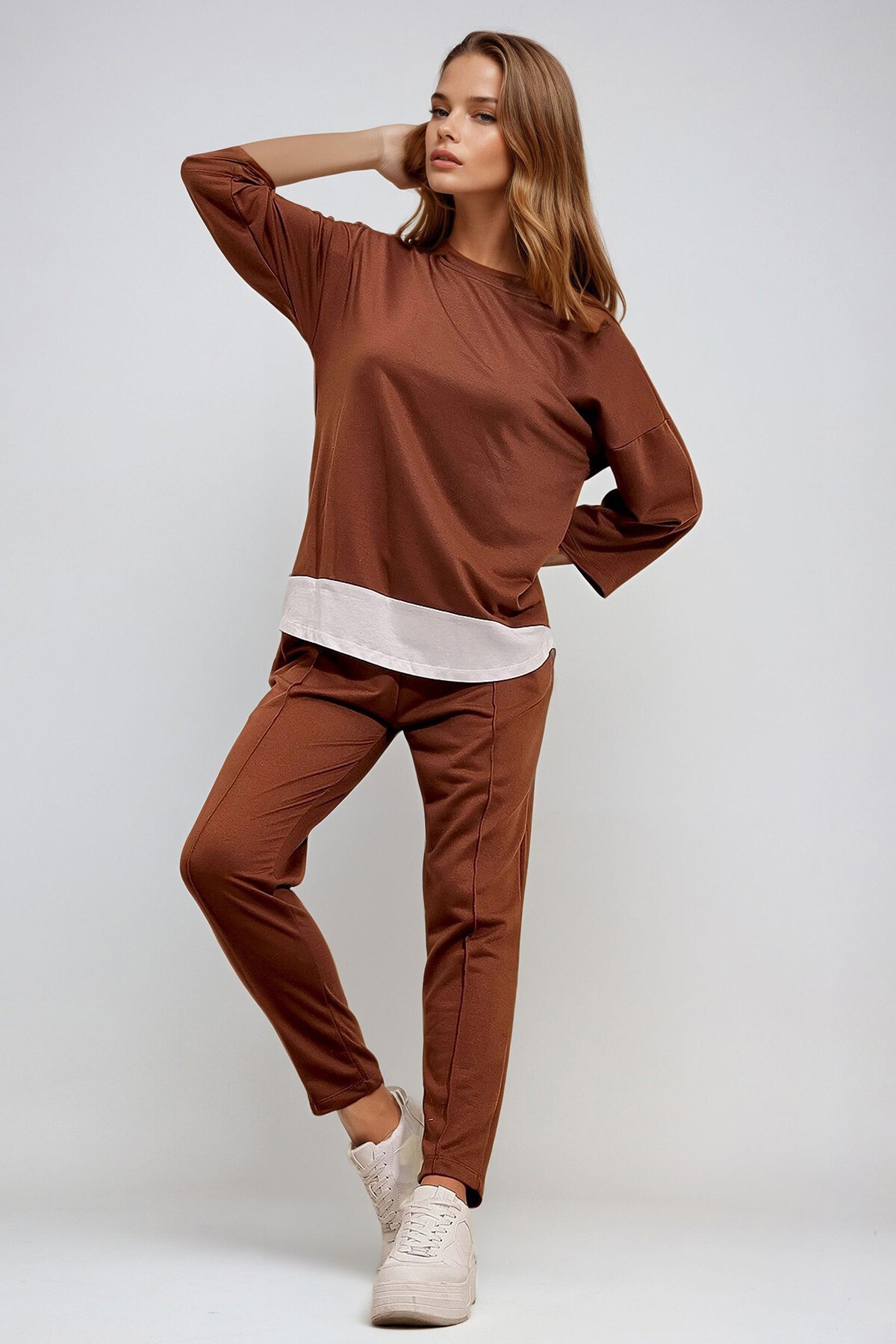 Kahverengi Bisiklet Yaka Renk Garnili Bluz Ve Çift Cepli Nervür Dikişli Pantolon İkili Takım
