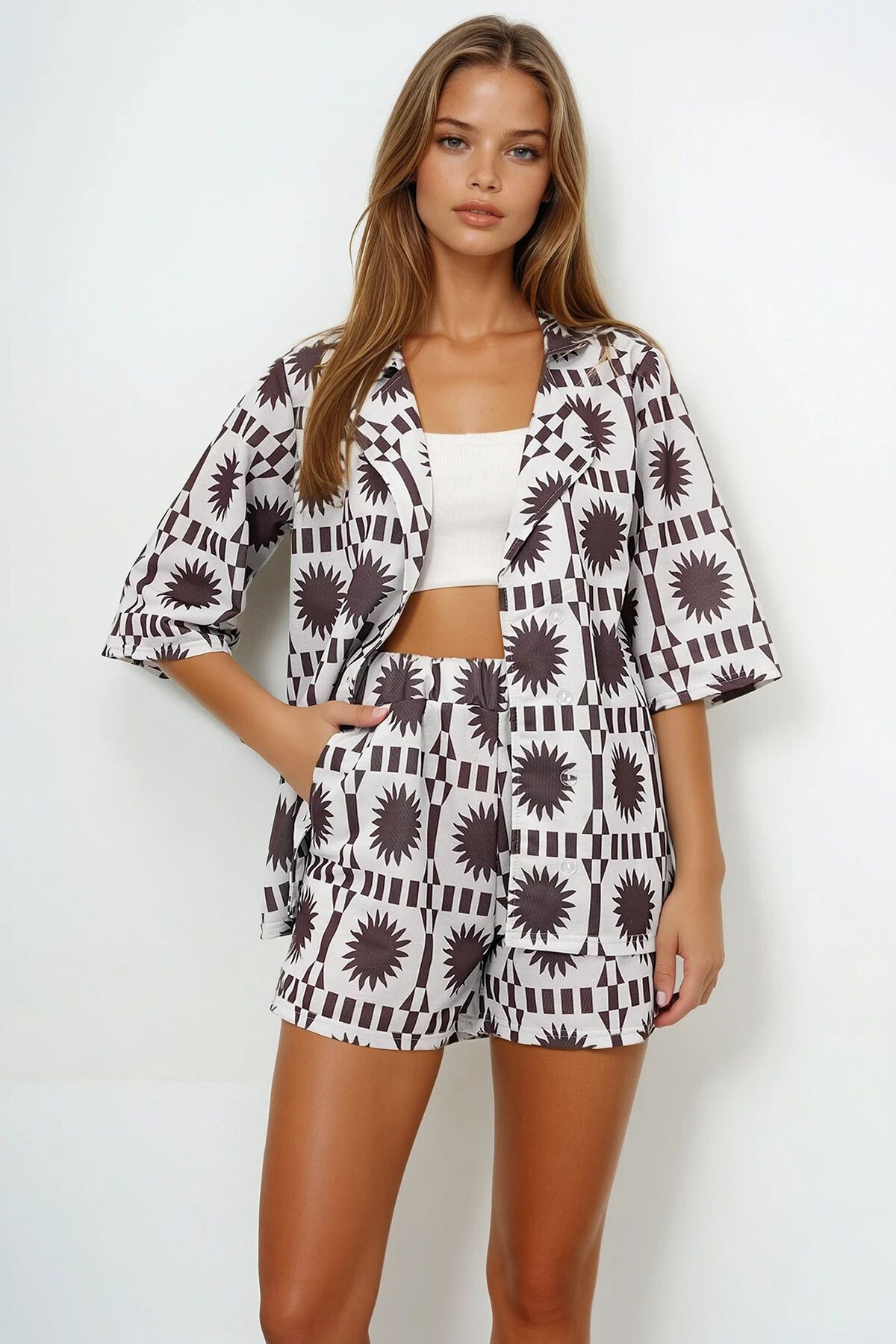 Kahverengi Ceket Yaka Desenli Gömlek Ve Çift Cepli Şort Takım