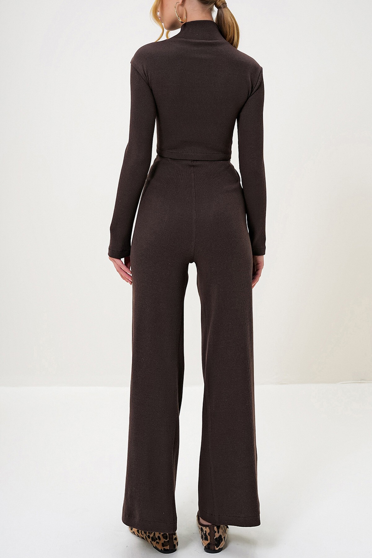 Kahverengi Dik Yaka Kaşkorse Krop Bluz Ve Pantolon Takım