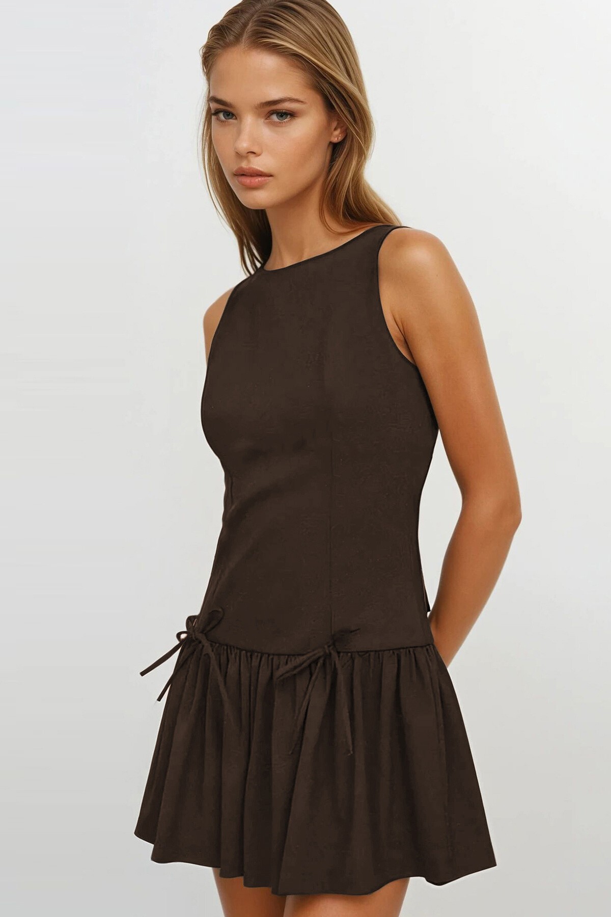 Kahverengi Eteği Pileli Bağcık Detaylı Kolsuz Fermuarlı Mini Dokuma Elbise