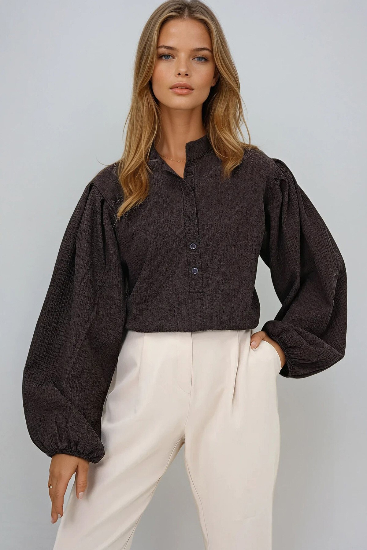 Kahverengi Hakim Yaka Önü Düğmeli Balon Kol Dokulu Bürümcük Gömlek Bluz