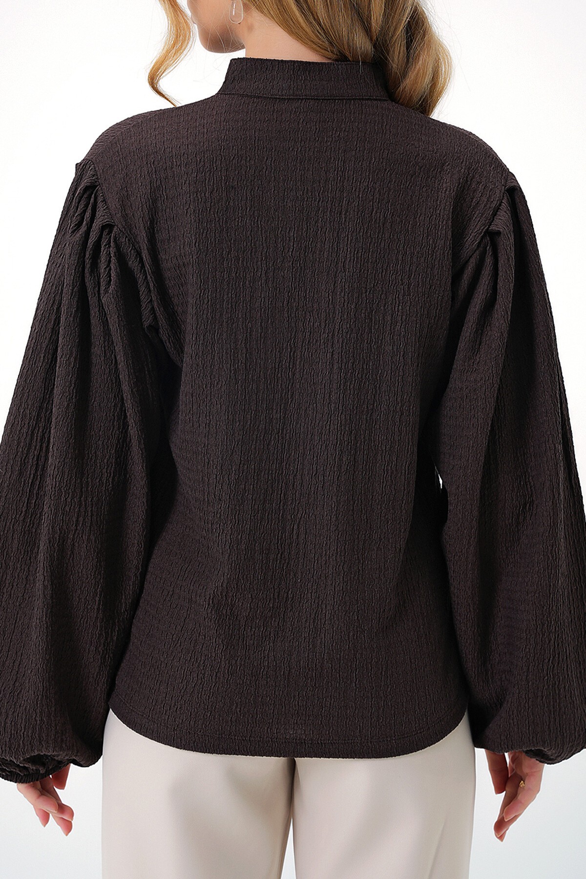 Kahverengi Hakim Yaka Önü Düğmeli Balon Kol Dokulu Bürümcük Gömlek Bluz