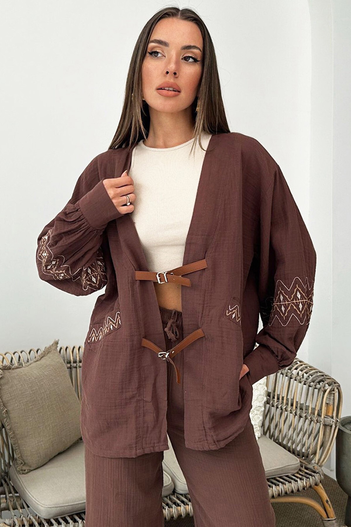 Kahverengi Kemer Detaylı Nakış İşlemeli Balon Kol Müslin Kimono