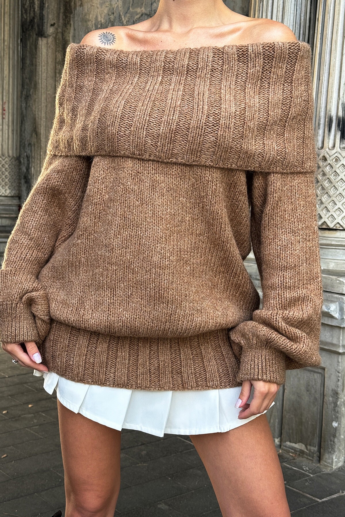 Kahverengi Madonna Yaka Triko Kazak