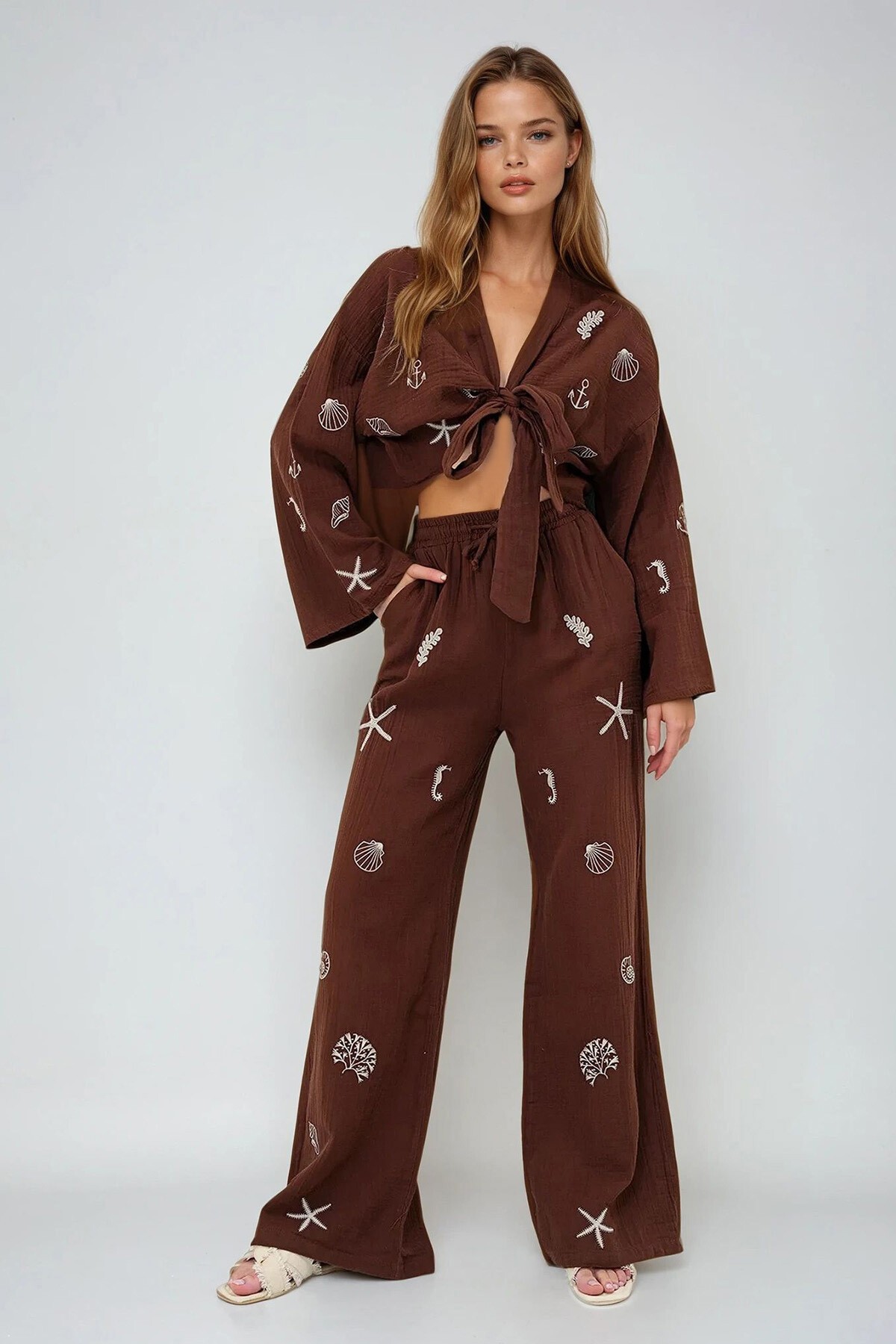Kahverengi Nakış İşlemeli Bağlama Detaylı Müslin Crop Bluz Ve Pantolon Takım