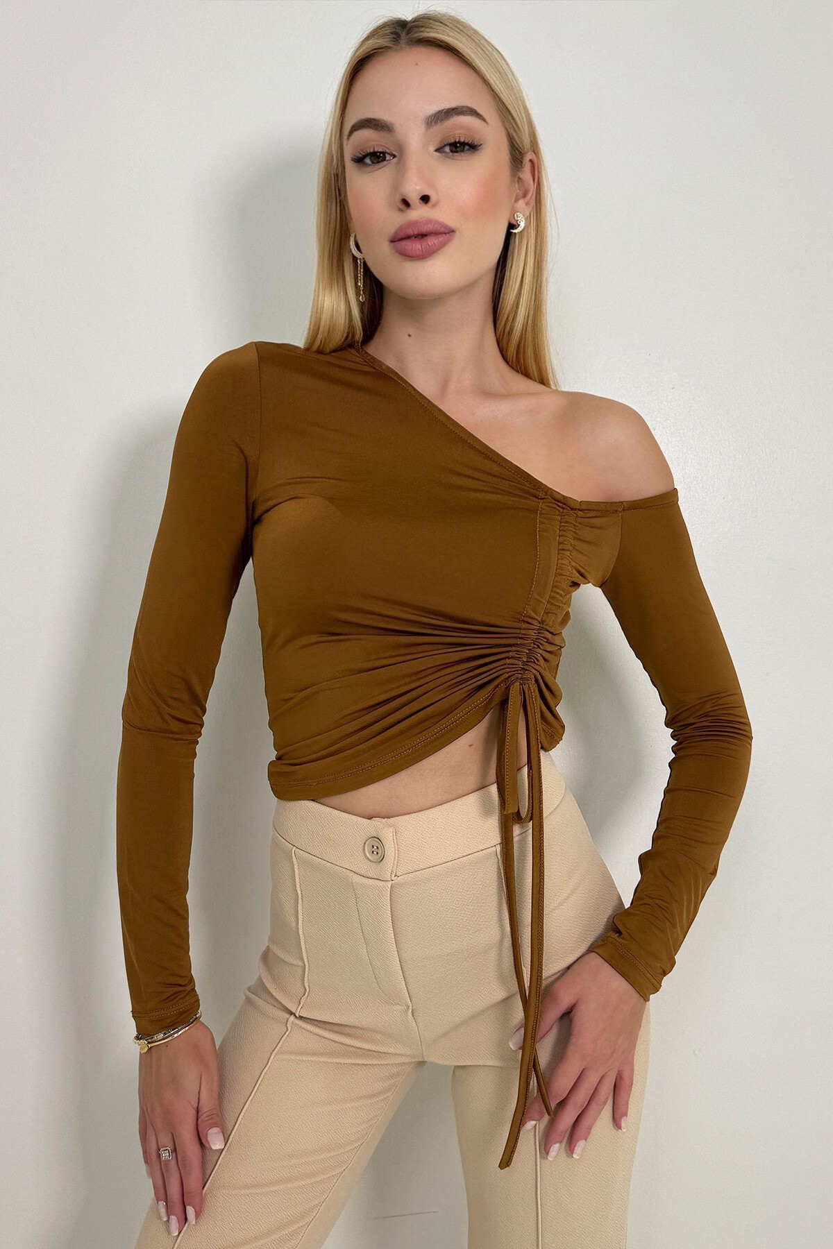 Karamel Asimetrik Yaka Büzgülü Sandy Crop Bluz
