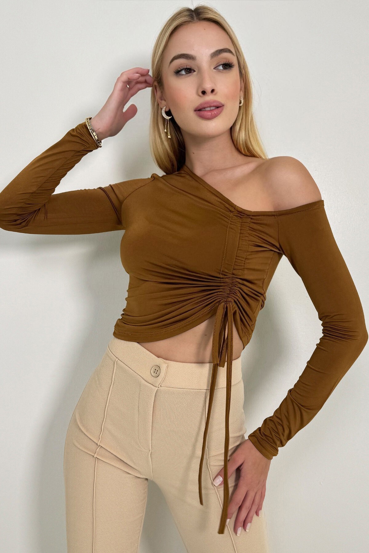 Karamel Asimetrik Yaka Büzgülü Sandy Crop Bluz