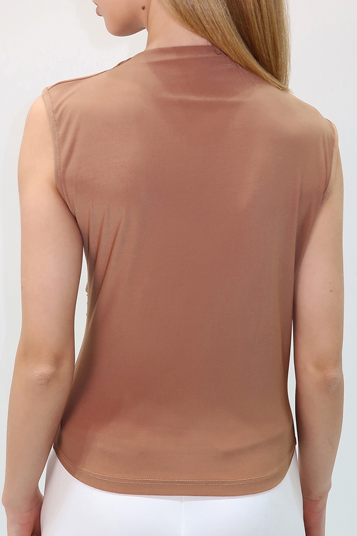 Karamel Dik Yaka Omuz Drapeli Kolsuz Sandy Bluz